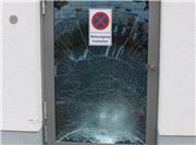 16.08.: Drei Promille: Autofahrer kracht in Supermarkt
