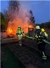 17.04.: Feuer in Kleingartenanlage: Hütte stand in Vollbrand