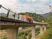 17.07.: Anspruchsvolle Bergung auf der als Hochbrücke verlaufenden B257