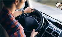 20.06.: Illegales Autorennen endet im Gebüsch – 17-Jähriger flüchtet vergebens