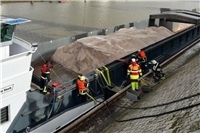 23.02.: Havarie im Andernacher Hafen: Auspumpen des Laderaums soll ein Sinken des Schiffes verhinder