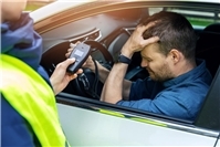 23.05.: Mit 2,5 Promille und Handy am Steuer: 33-Jähriger verursacht Unfall im Ggegenverkehr