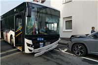 23.09.: Unfall in Andernach: Linienbus kollidiert mit parkendem PKW 