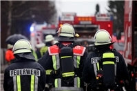 24.01.: Brandstiftung wegen Beziehungsende: 20-Jähriger setzt Mehrfamilienhaus in Flammen