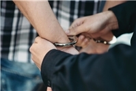 24.01.: Mit Messer und Schreckschusspistole bewaffnet: 18-Jähriger reißt Ex-Freundin zu Boden und tr