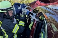 26.03.: Schwerer Unfall: Pkw prallt gegen Baum