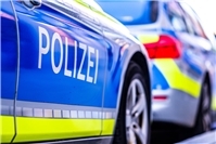 27.11.: Vallendar: PKW kracht frontal in Mauer - Gummistiefel war verklemmt