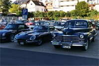 99 beeindruckende Oldtimer unterwegs
