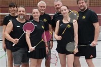 Auch „Gruftis“ können Badminton spielen