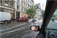 Autofahren bei Unwetter: Sicherheitstipps vom ADAC