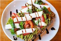 Avocado-Caprese-Toast mit Balsamico