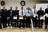 Bandschnalle als Wertschätzung für Feuerwehr-Führungsverantwortung in Mendig