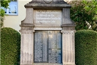 Beschriftung der Kriegsdenkmäler in Heimbach-Weis und Puderbach erneuert