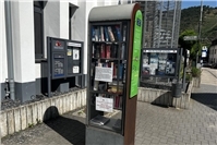 Bücherschrank an der Schlossberghalle in der Gemeinde