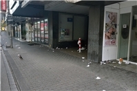 Bürgerinitiative „Unsere Altstadt“ kritisiert Verschmutzung durch Fastfood - Kunden
