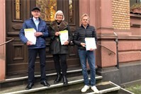 Bürgerinitiative übergibt 2.152 Unterschriften für Bürgerbegehren zur Adolfstraße
