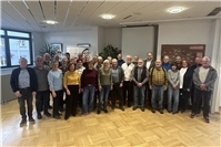 Bürgermeister Fischer im Austausch mit dem Bürgerbus-Team der Verbandsgemeinde Rengsdorf-Waldbreitba