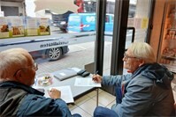 CDU-Fraktion misst Schwerlastverkehr in Leutesdorf auf der B42