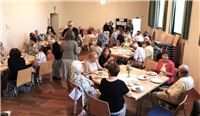 Diskussionsforen, Gottesdienst und
Begegnung prägten den Festtag