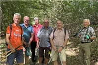 Ehrenamtliche prüfen Premiumwanderweg Wolfsdelle und stärken Wandererlebnis