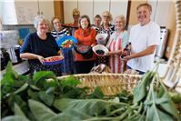 Ehrenamtliche zaubern Mittagessen für alle aus geretteten Lebensmitteln