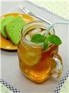 Erfrischender Eistee mit Limetten und Minze
