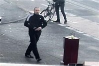 Fahndung in Köln: Brutaler Angriff an Haltestelle