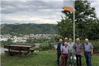 Fahnenmasten werben für
Premiumwanderweg Wolfsdelle