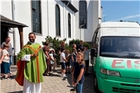 Fahrzeugsegnung zum Ferienstart für sicheres Reisen