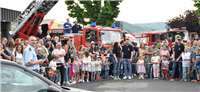 Feuerwehrfest: Unter einem Auto eingeklemmte „Person“ befreit