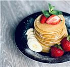 Fluffige Pfannkuchen mit Erdbeeren 