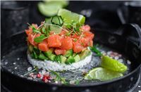 Frisches Lachstatar mit Avocado und Limette auf Reis