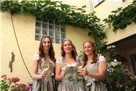 Fruchtiger Rebensaft und flotte Musik erfreuten das Publikum