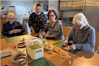 Frühlingsbasteln mit dem BürgerSTÜTZPUNKT+: Osterhasen aus Draht gestaltet