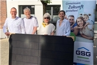 GSG Neuwied übergibt Balkonkraftwerk als Hauptgewinn an Mieterin