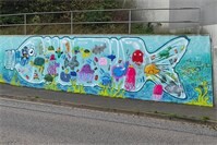 Grundschulkinder gestalten Umweltkunst unter der Autobahn in Grafschaft
