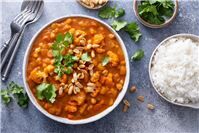 Herzhaftes Kichererbsencurry mit Blumenkohl und Möhren