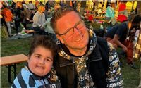 Herztransplantierter Maxime genießt sein erstes Open-Air-Konzert