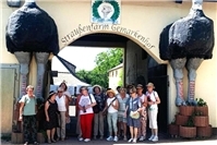 Interessanter Jahresausflug zur Straußenfarm in Remagen für Besucherinnen