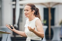 Jetpilotin Nicola Winter plädiert für Mut und Innovationskraft