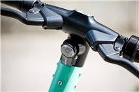 Jugendliches E-Scooter-Duo greift Fußgänger an