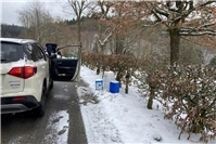 Kanister mit unbekannten Flüssigkeiten auf Parkplatz entdeckt