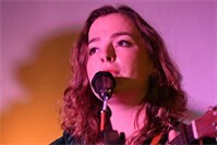 Katherine Priddy begeistert in Schloss Engers