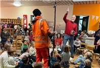 Kinder pflanzen ihren Zukunftsbaum