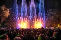 Klangwelle begeistert mit „100 Jahre Flimmerkiste“ im Kurpark