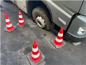 LKW in Straßendecke eingebrochen