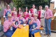 Lehmer Razejunge beim traditionellen Weinkirmes-Umzug in Gondorf