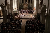 Lichterkonzert begeistert Publikum und unterstützt Friedenskinder