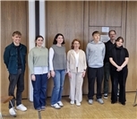 MdL Susanne Müller diskutiert
mit Oberstufe am Calvarienberg