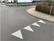 Mehr Verkehrssicherheit: St. Sebastian führt Haifischzähne ein